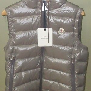 Men's Lanoux Hooded Puffer vest. Color gray.